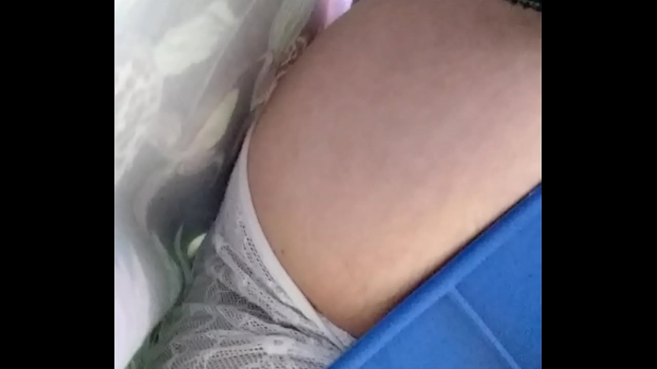 Por baixo da saia da branquinha gostosa