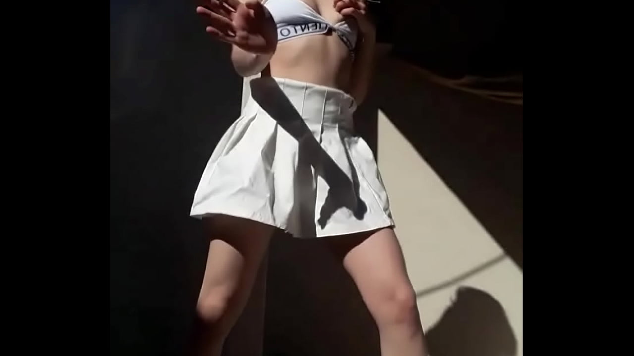 Bonneyuwu - 4:05 al solcito sexy falda