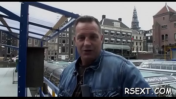 Cute hottie sucks big pole