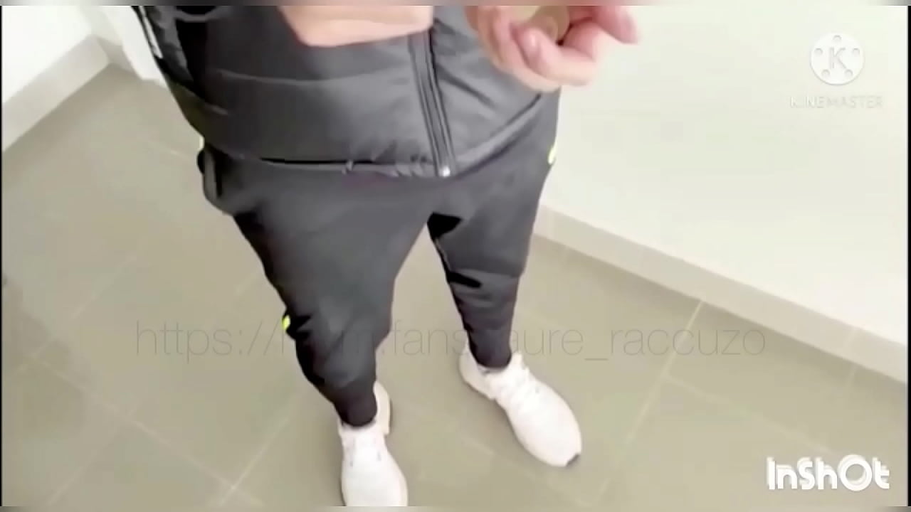 REAL PORN - Une jeune salope fran&ccedil;aise vide les couilles du livreur de pizza !