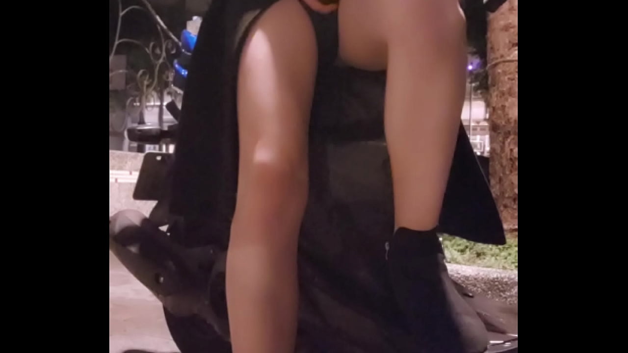 伪娘婷萱大衣下只穿着内衣，街上自慰