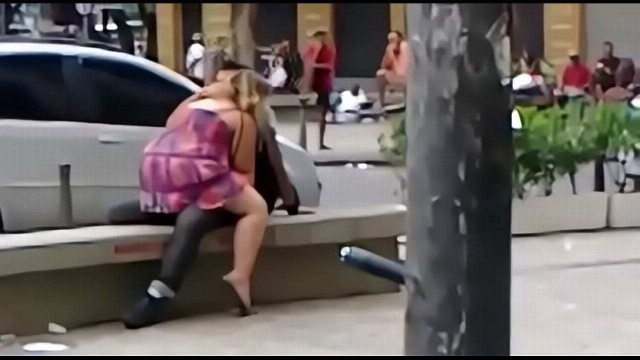 Casal &eacute; flagrado transando (Gomes Freire) / Couple having sex in downtown Rio.