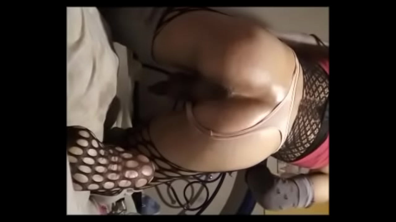 Puta ense&ntilde;a el culo a sus seguidores