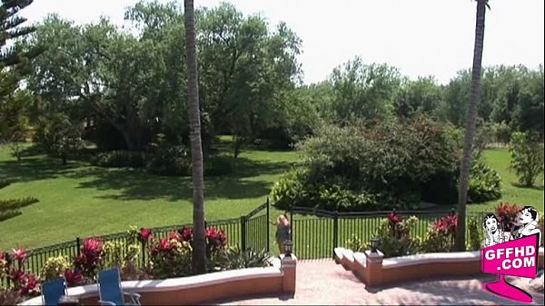 Girls having fun 0643