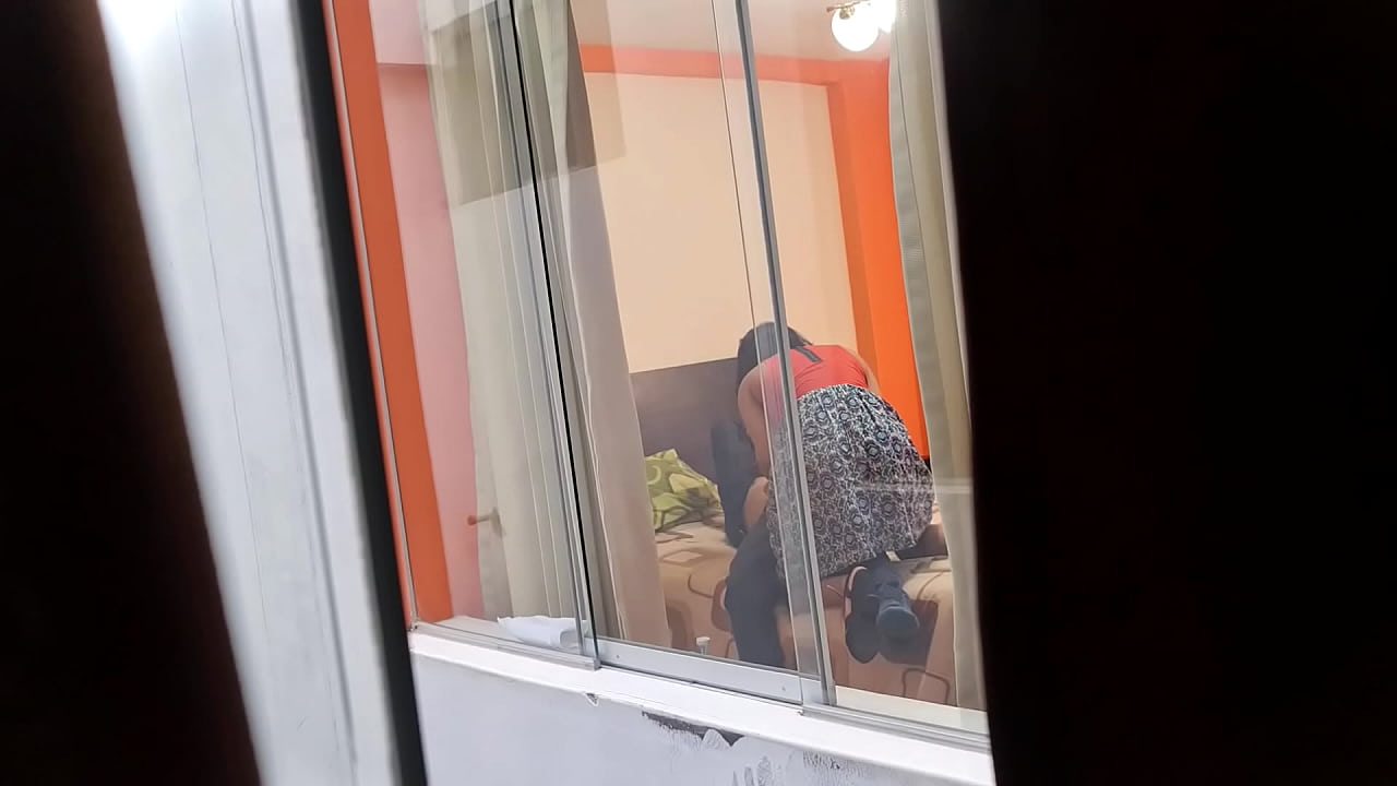 viaje de promoci&oacute;n profesora colombiana follando olvida cerrar la ventana