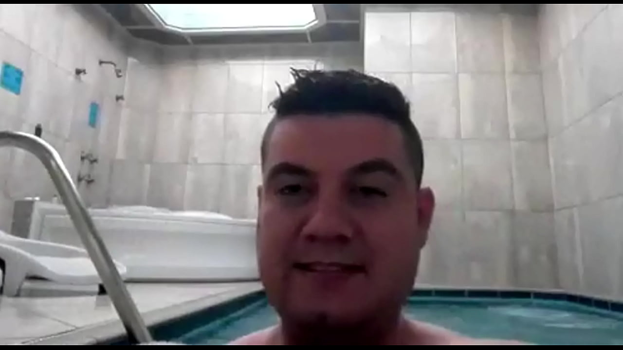 De pau duro na piscina do motel