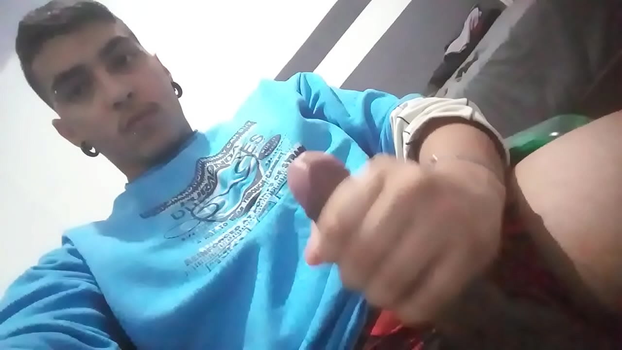 Safado tirando leite da pika grossa