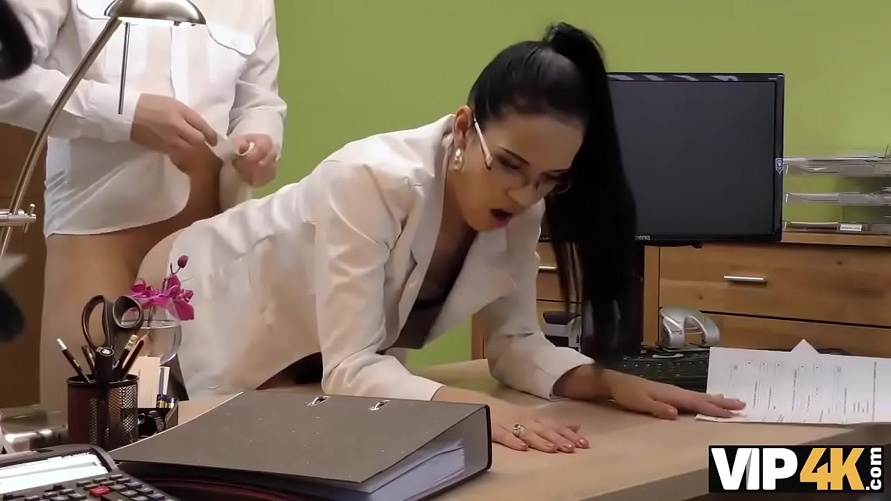 VIP4K. Un musicien amateur a besoin d'argent alors pourquoi donne-t-il &agrave; l'agent de cr&eacute;dit