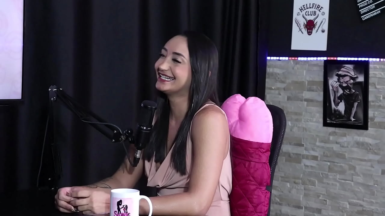 Tem muita vontade de fazer a DP Vaginal s&oacute; com negros, e o tamanho do pau que ela prefere &eacute;... - Edna Samara (SHEER/RED)