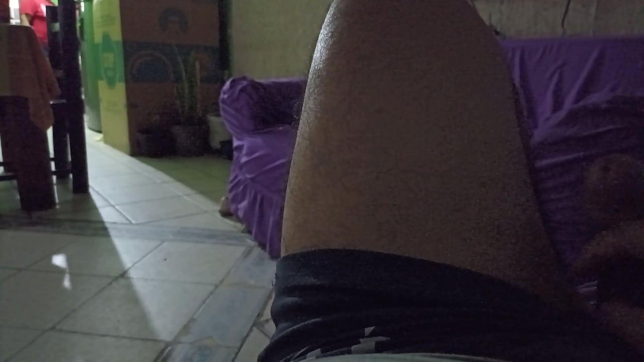 me masturbo en el sillon de la sala y mi suegra cocinando
