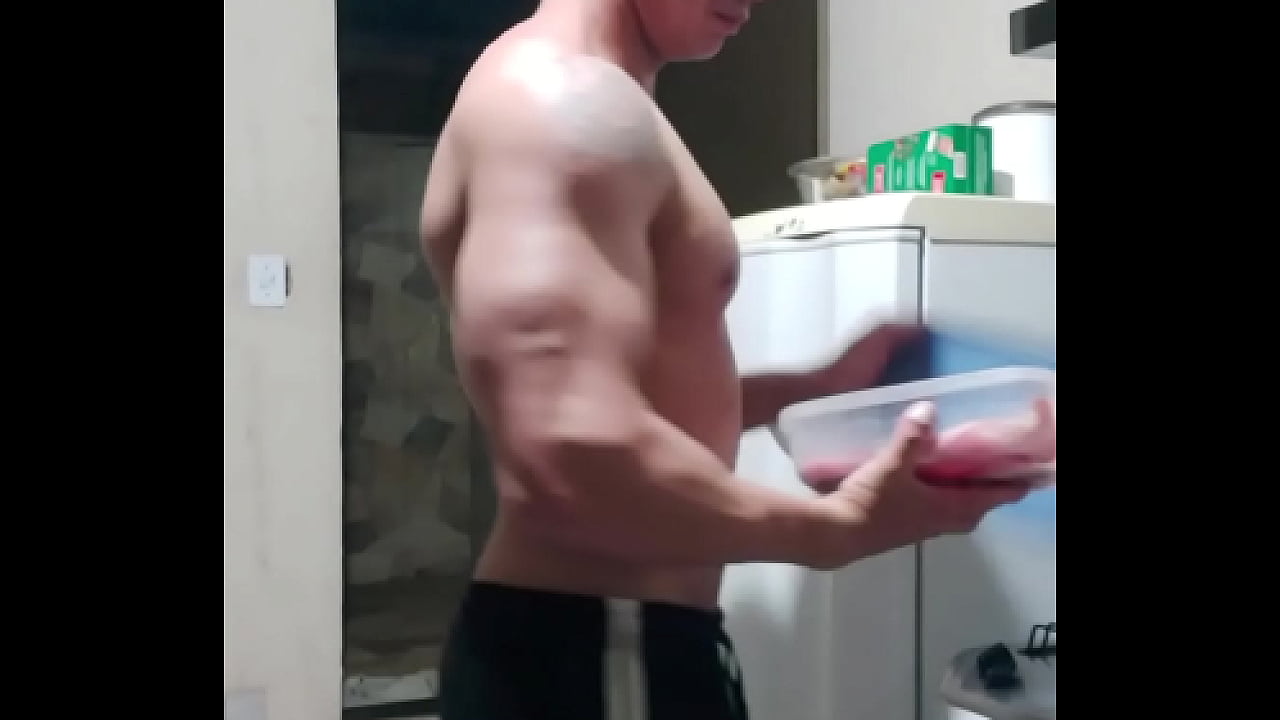 Carlos Sim&otilde;es in the Kitchen: Bodybuilder's Routine