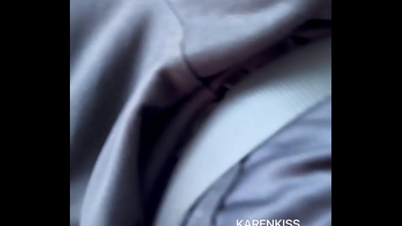 Uma m&atilde;o no volante e outra fazendo um agrado bem gostoso