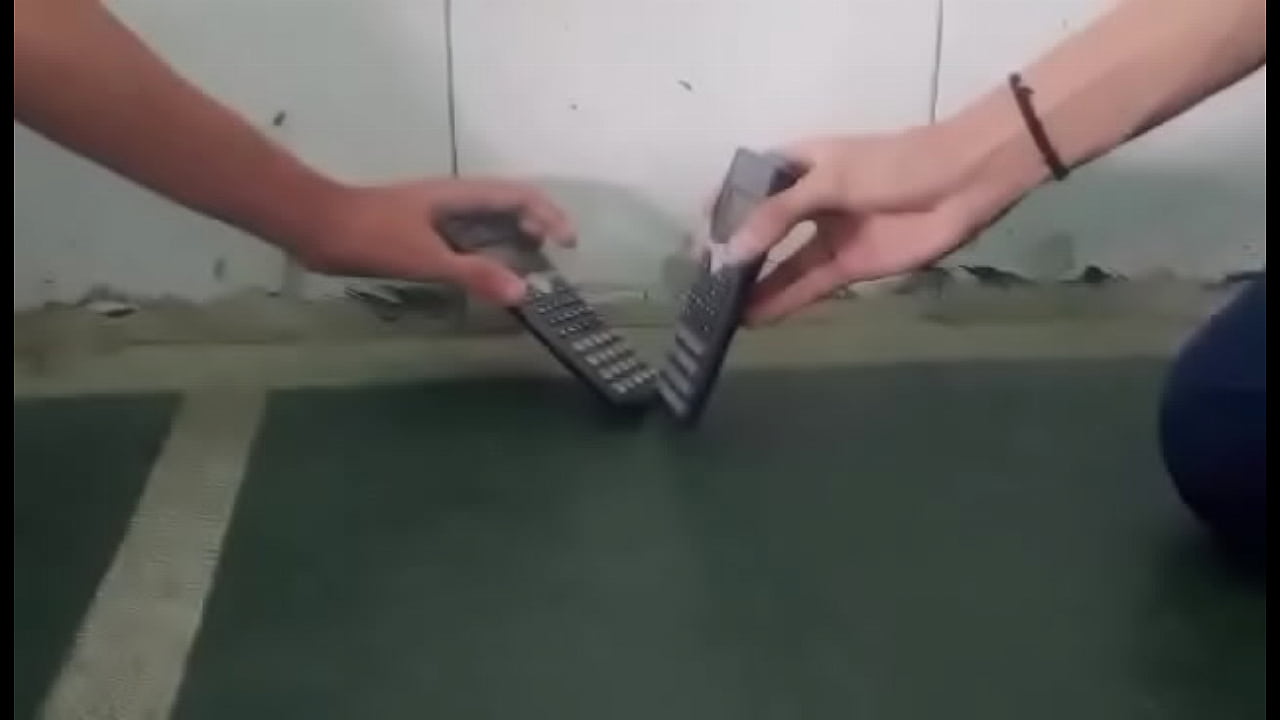 Calculadora le divide sus piernas para multiplicar sus hijos