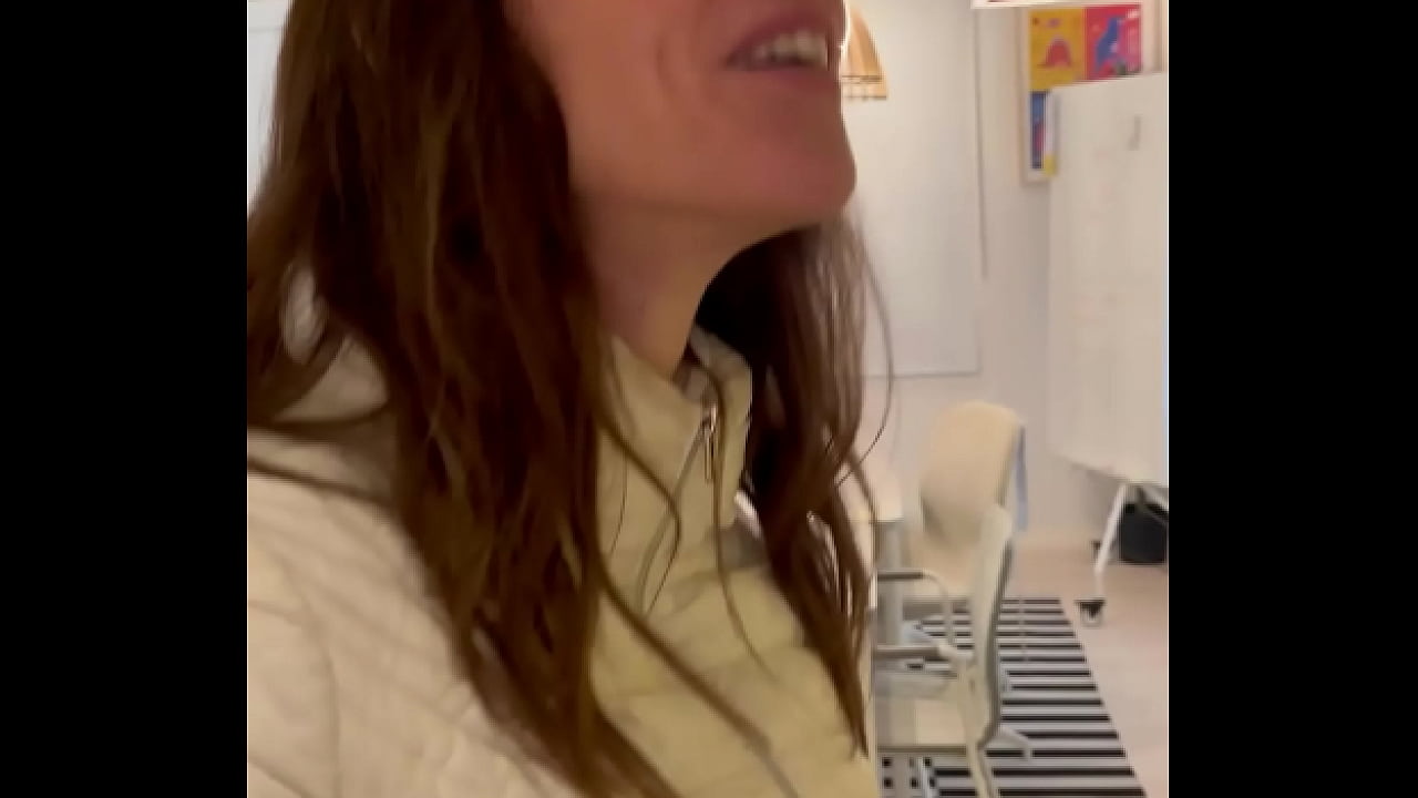 Lety Howl cherche une table &agrave; monter dans un c&eacute;l&egrave;bre magasin de meuble ... Je...