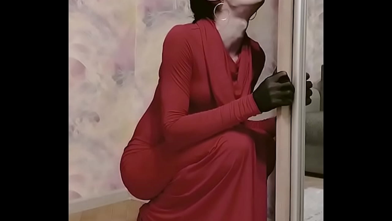 Modest crossdresser sucks black dildo