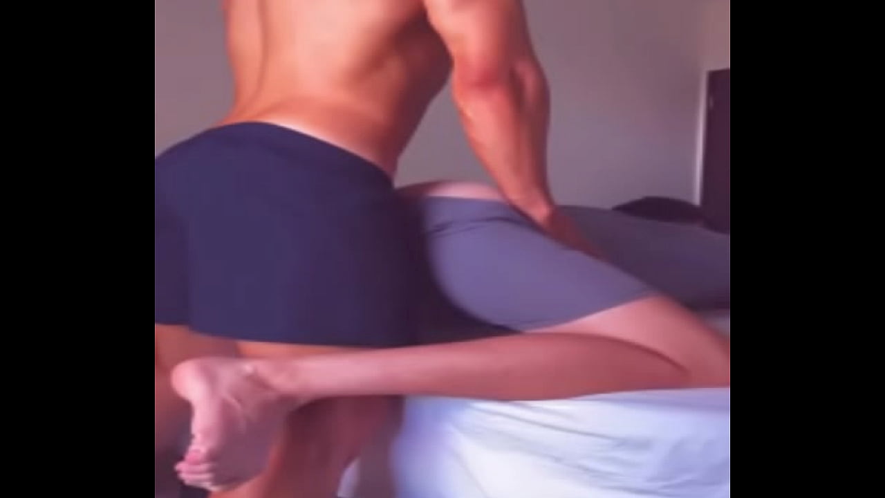 luego de unos tragos juego en la cama entre amigos se convierte en sexo