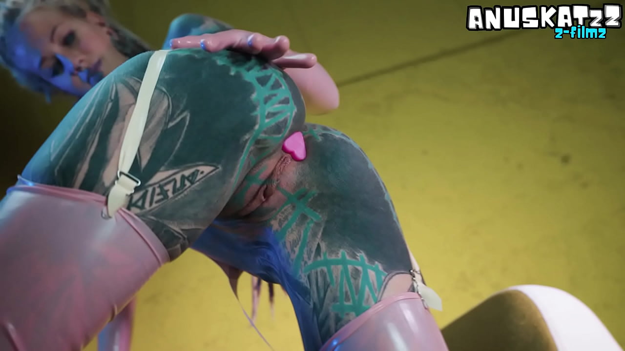 Sexy tattooed babe in latex stretching herself wide with her toys