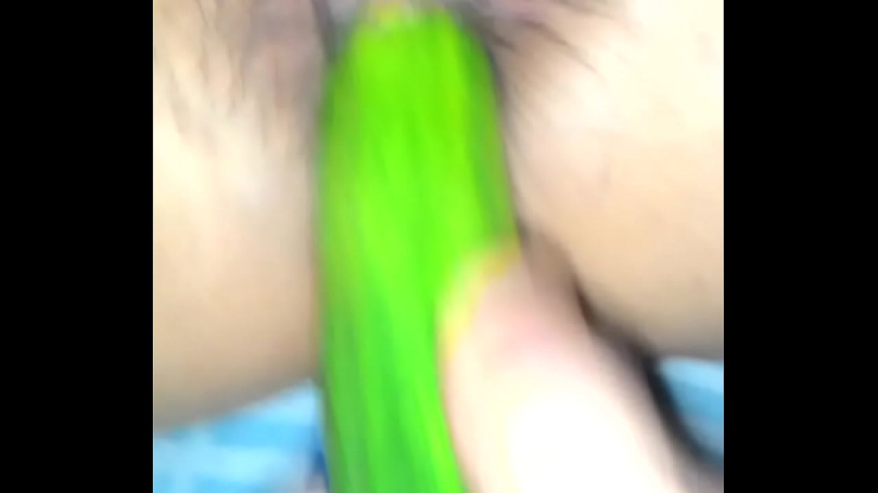 Chọt dưa leo vào l&ocirc;̀n em