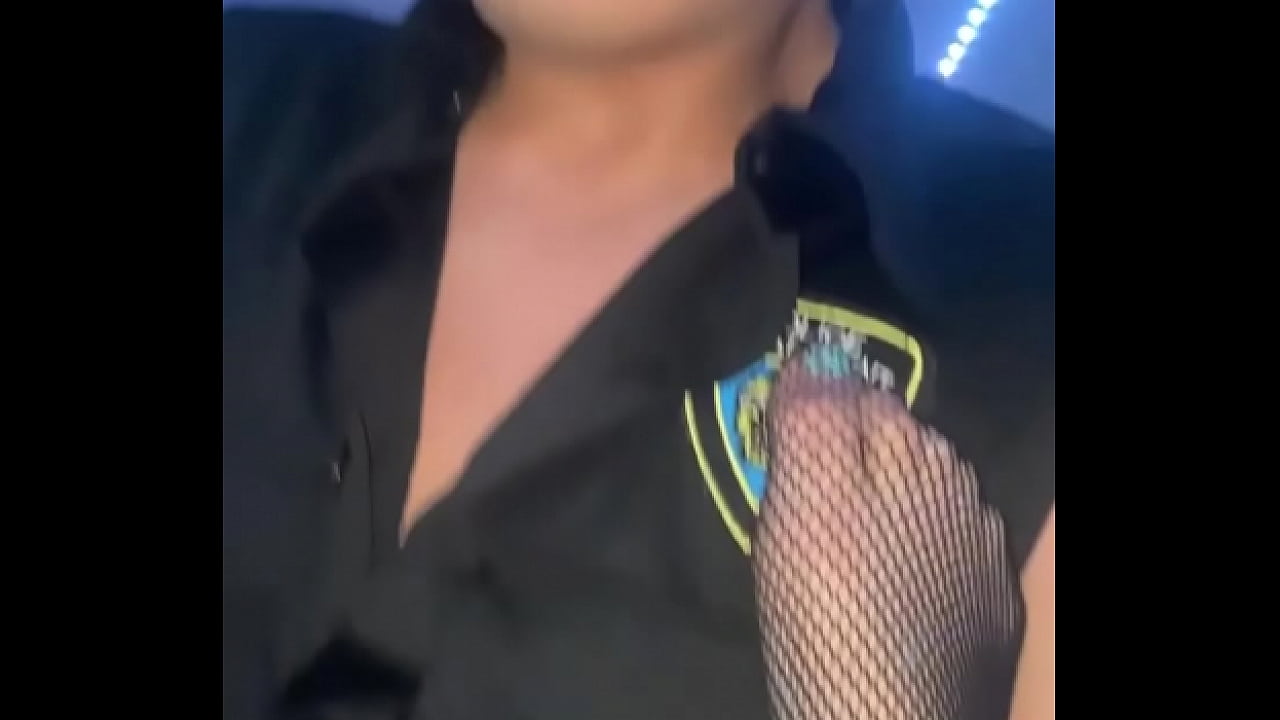 Polic&iacute;a vini&eacute;ndose con tremenda cogida