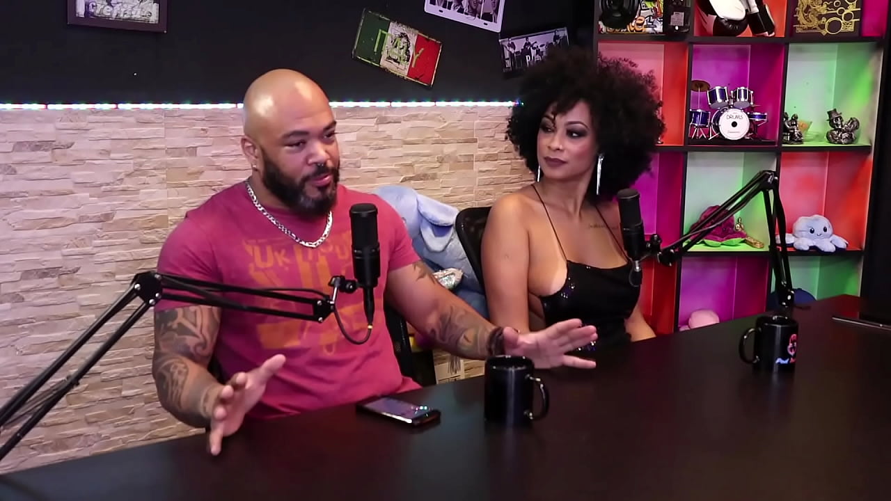 Foi convidada pra sair com um f&atilde;, faz surubas com dois namorados e vivem se chupando - Bruna Carlos (SHEER/RED)