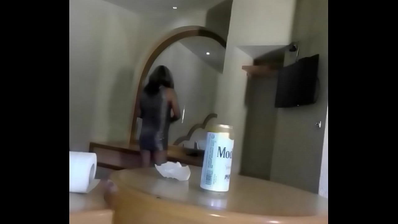 Travesti  prepar&aacute;ndose para recibir verga