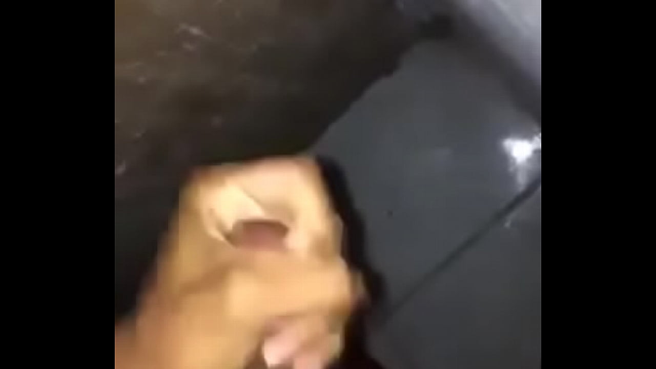 gozou gostoso na bronha. Novinho safado batendo punheta ate gozar.