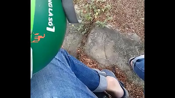 Anh shipper giao h&agrave;ng nhanh quận 2 đang giao nứng qu&aacute; kiếm chổ sục