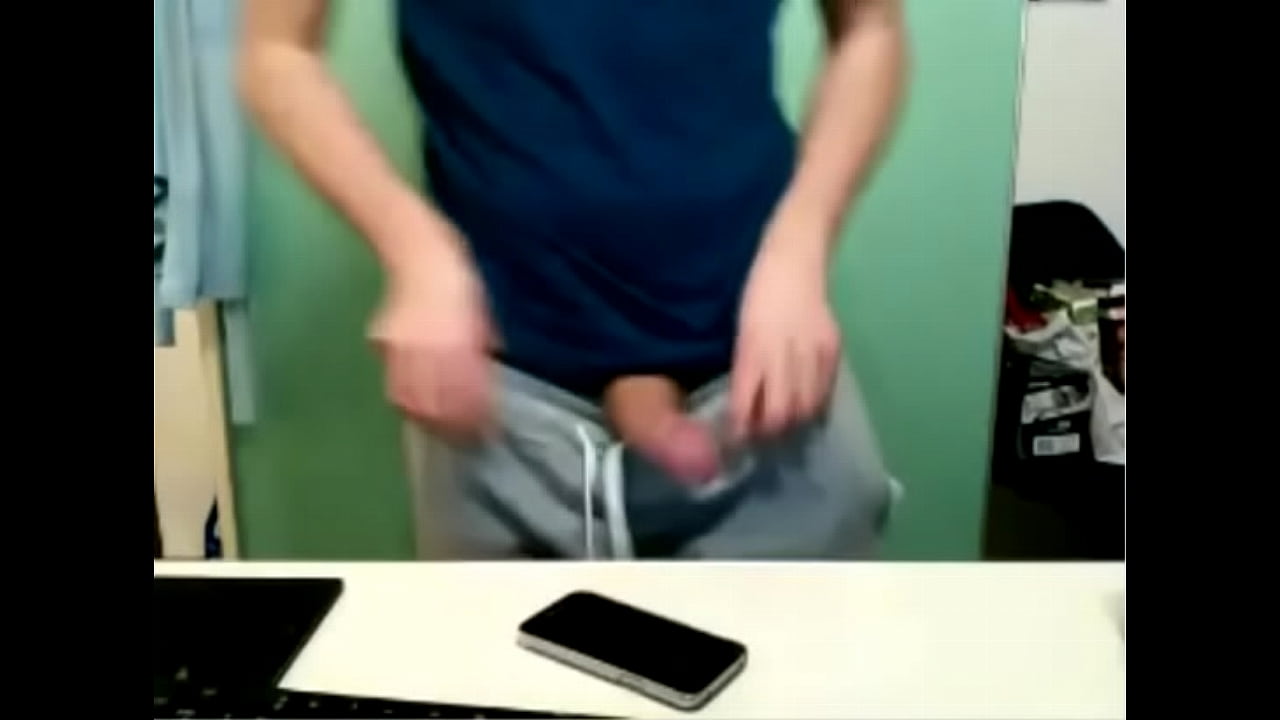 boy novinho batendo punheta