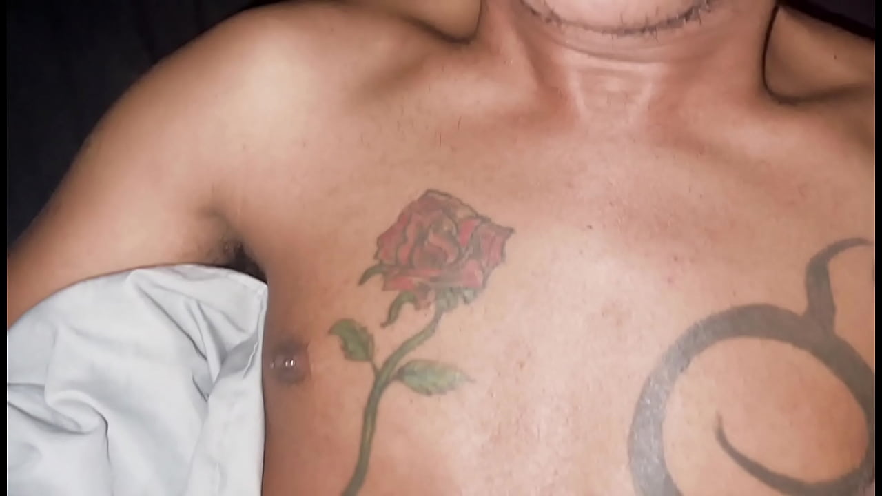 Fodendo o safado no banheiro da balada junto com outro