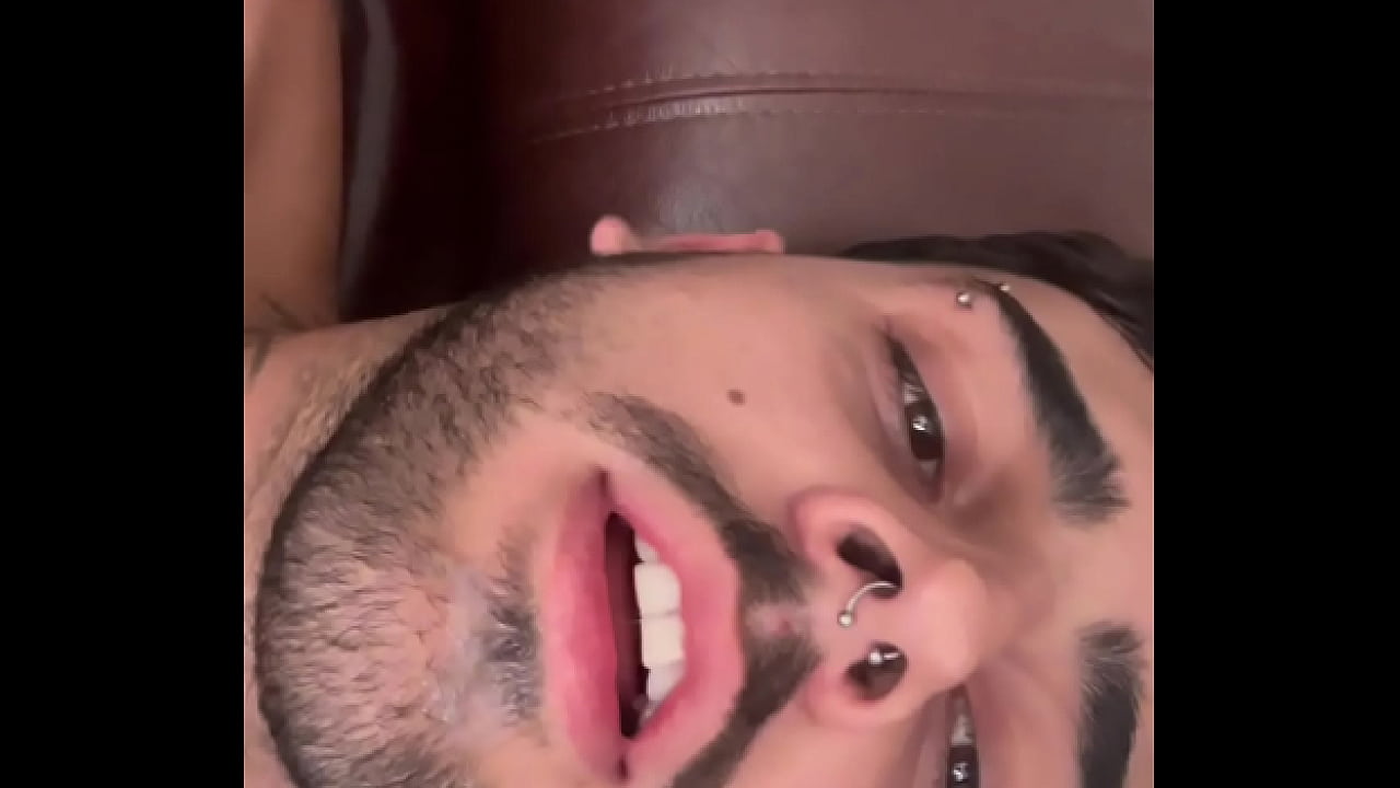 LUCAS NOBRE USANDO DILDO