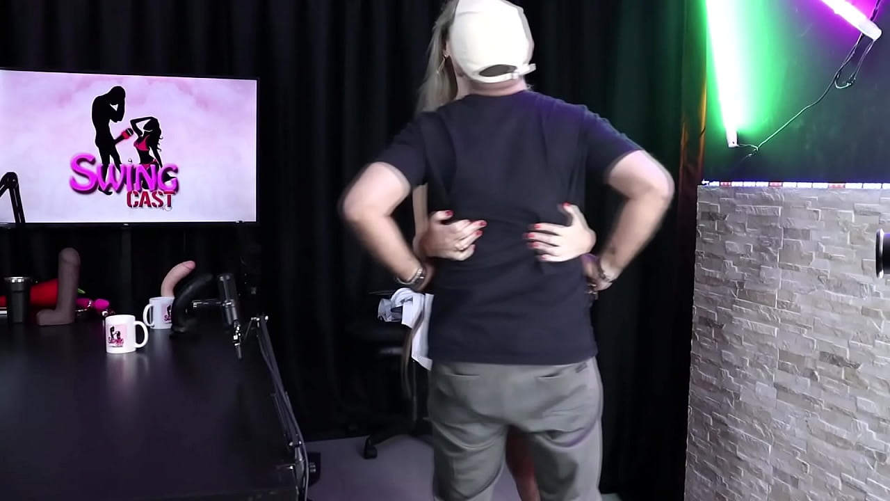 Loira safada demonstra o seu boquete, faz striper, mostrando os peitos e a buceta, al&eacute;m de deixar o marido pelado - Aline Fischborn e Fl&aacute;vio Paiva (SHEER/RED)