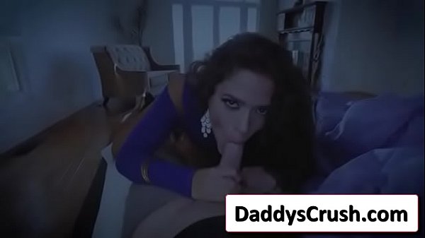 Brunette gorgeous teen like to do blowjob