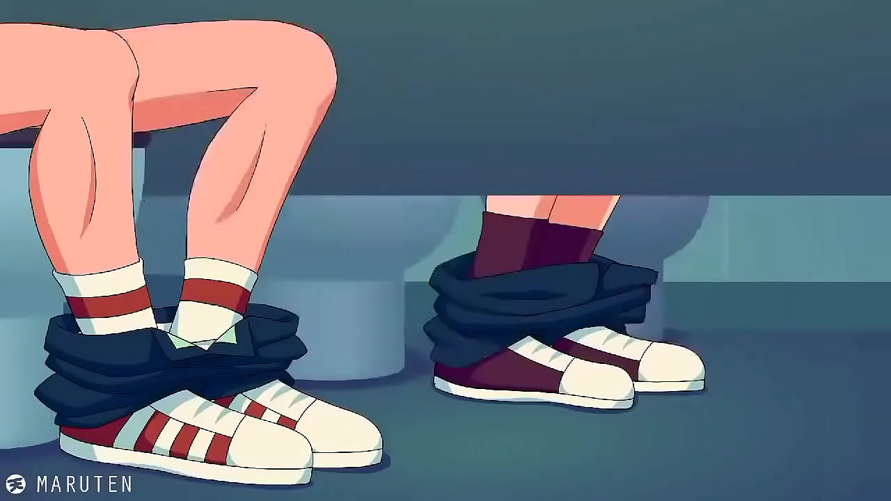 Dos chicos se masturb&aacute;n en los ba&ntilde;os