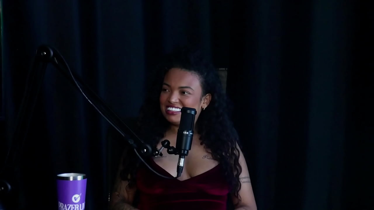 Come&ccedil;ou com ensaios sensuais, tem vontade de fazer com transsexual, gostou da invers&atilde;o, achou legal transar na rua e sobre pegar mulher... - Ga&uacute;cha Yasmin (SHEER/RED)