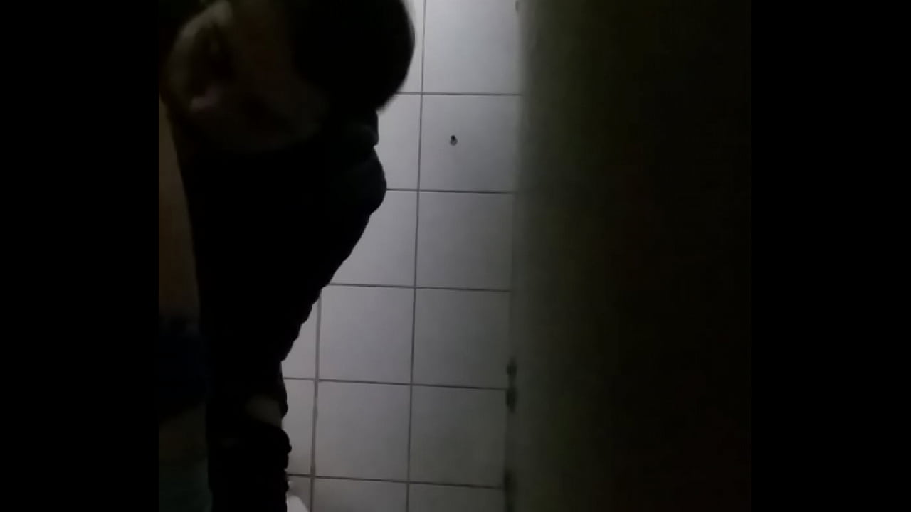 Carinha chupando o outro no banheir&atilde;o