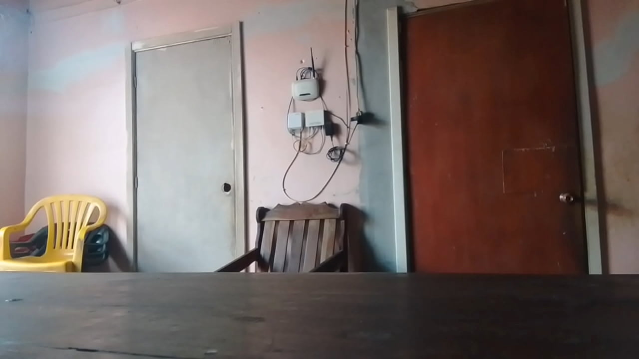 Morena latina de gran culo seduce a su padrastro