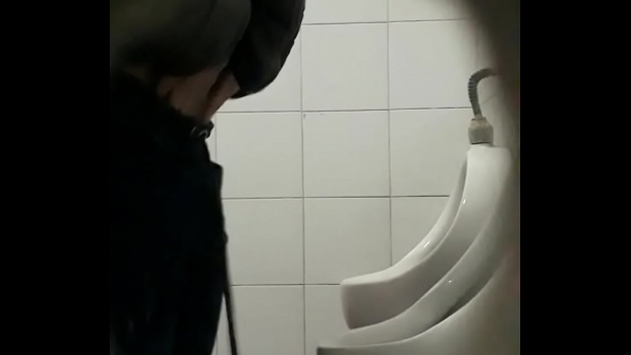 hetero meada gay ba&ntilde;o facu