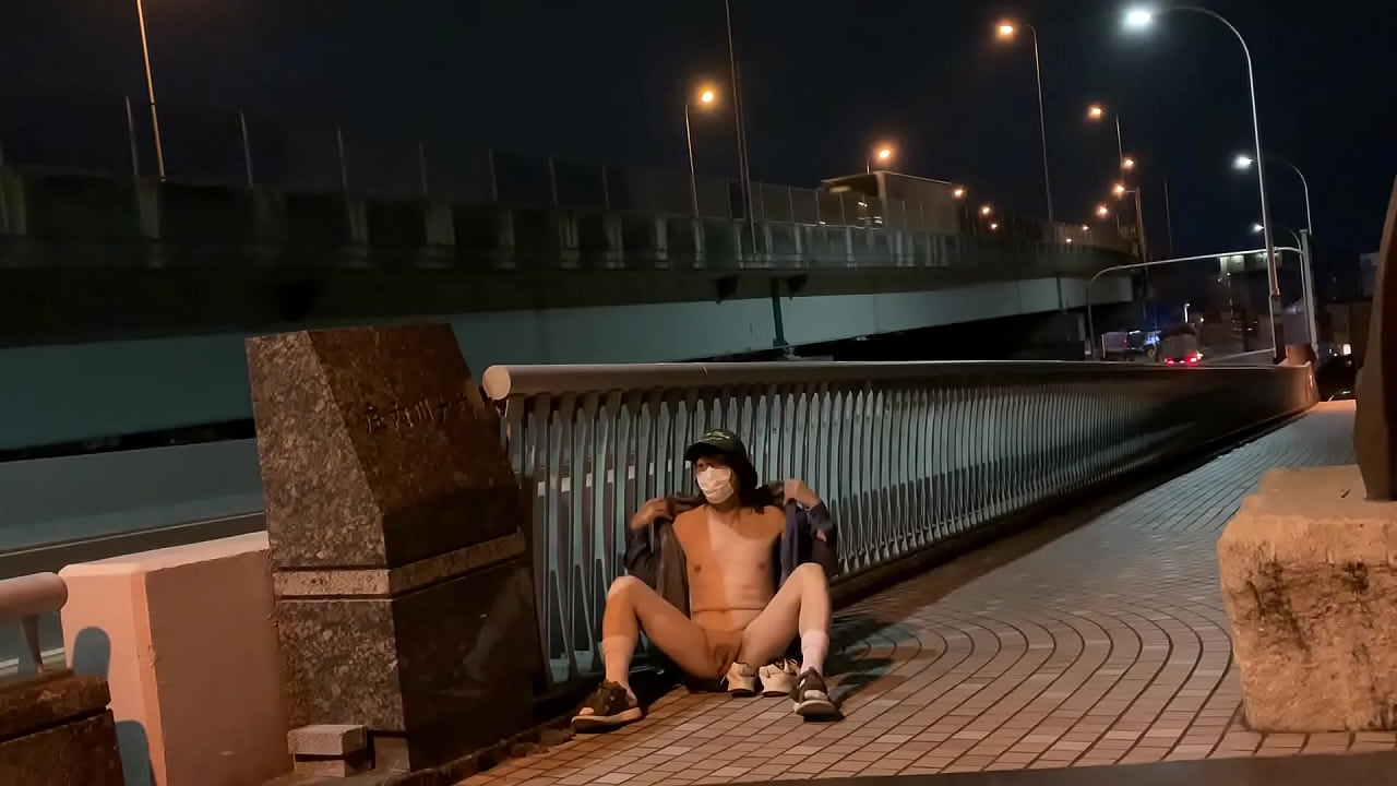 女装まゆが橋の上で全裸露出