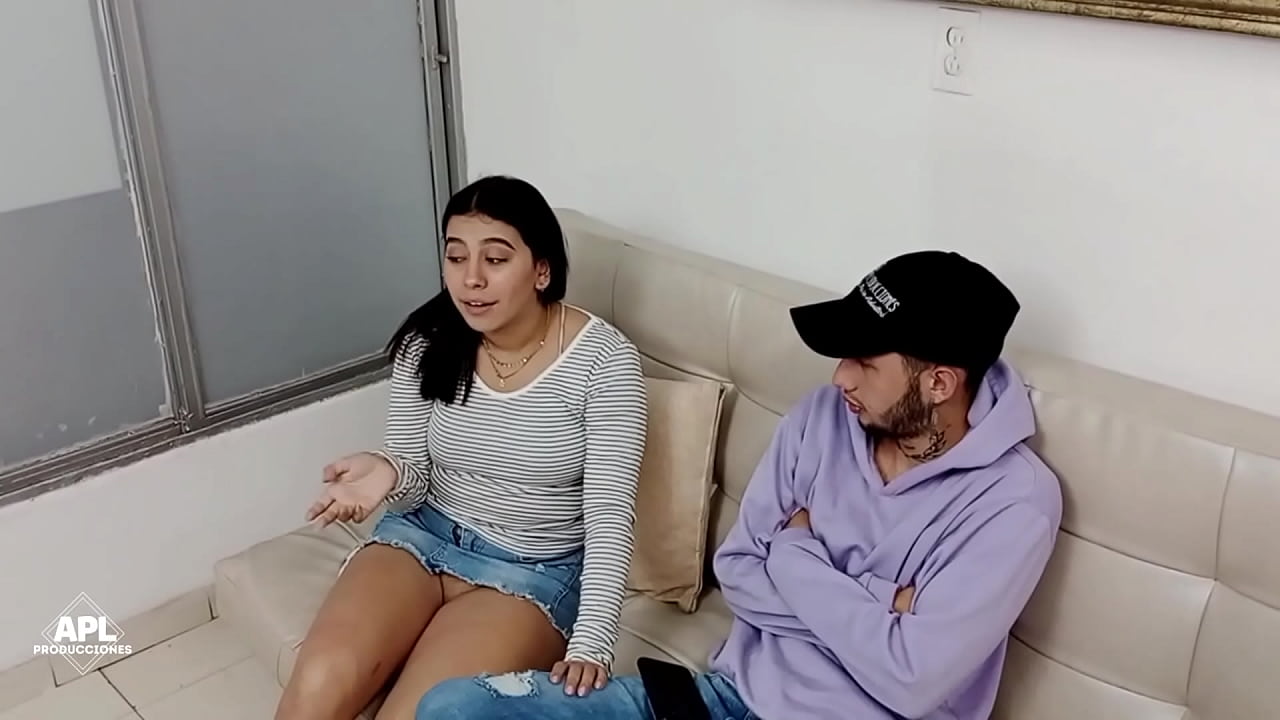 Mujer infiel le chupa la polla al amigo de su esposo hasta hacerlo correr en su boca. PT1