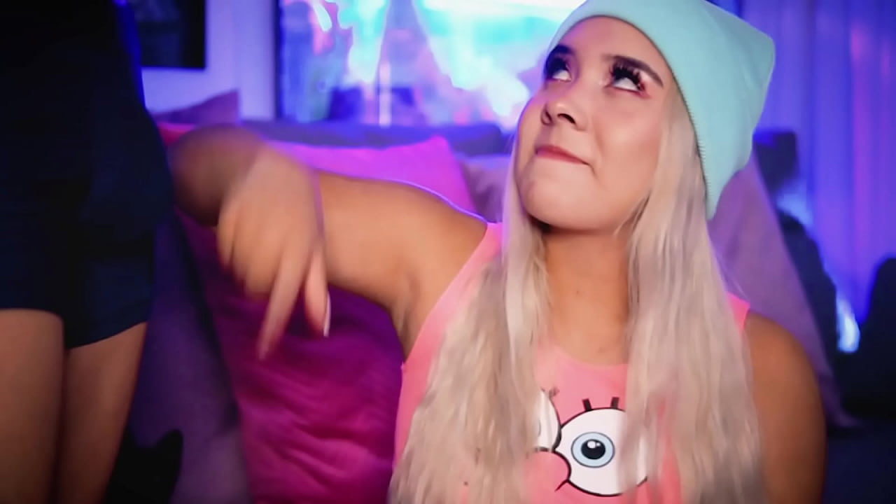 Colombian webcamer with a beautiful face and a porn model body wants to enjoy with her neighbor's cock