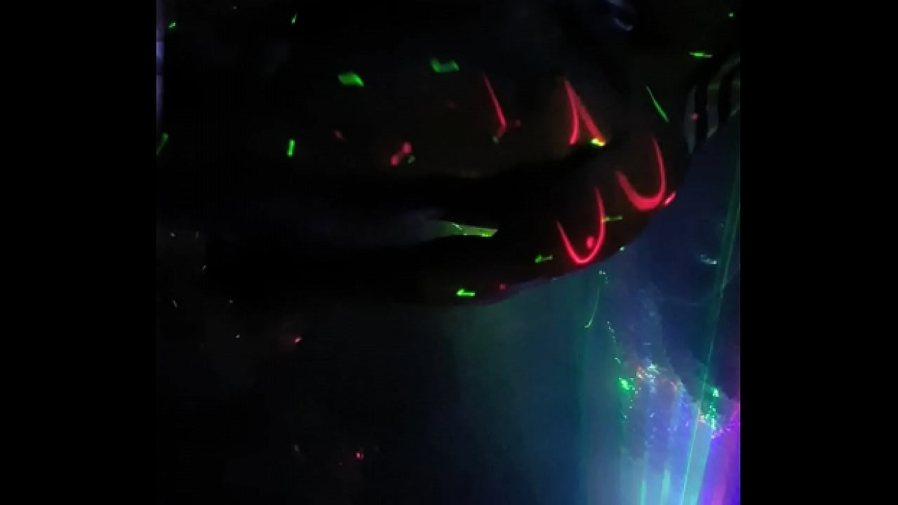 Baile hot en disco gay