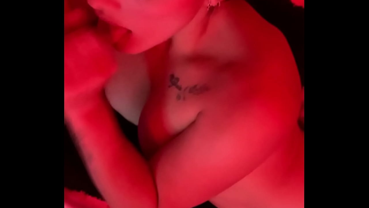 hice que mi compa&ntilde;ero de universidad  se corriera en mis tetas