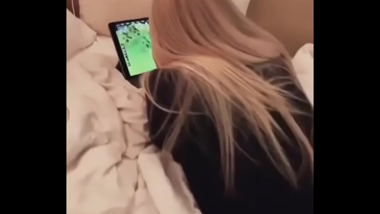 Em g&aacute;i đang chơi game th&igrave; bị địt hot hot