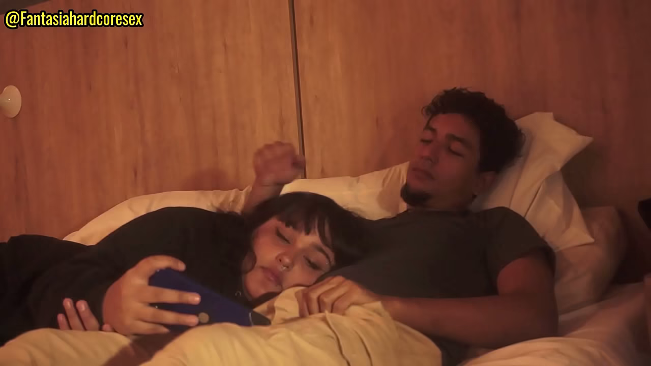 Mi hermanastra notas mis perversas intenciones de follarle la garganta y ella se deja (casi nos descubren)