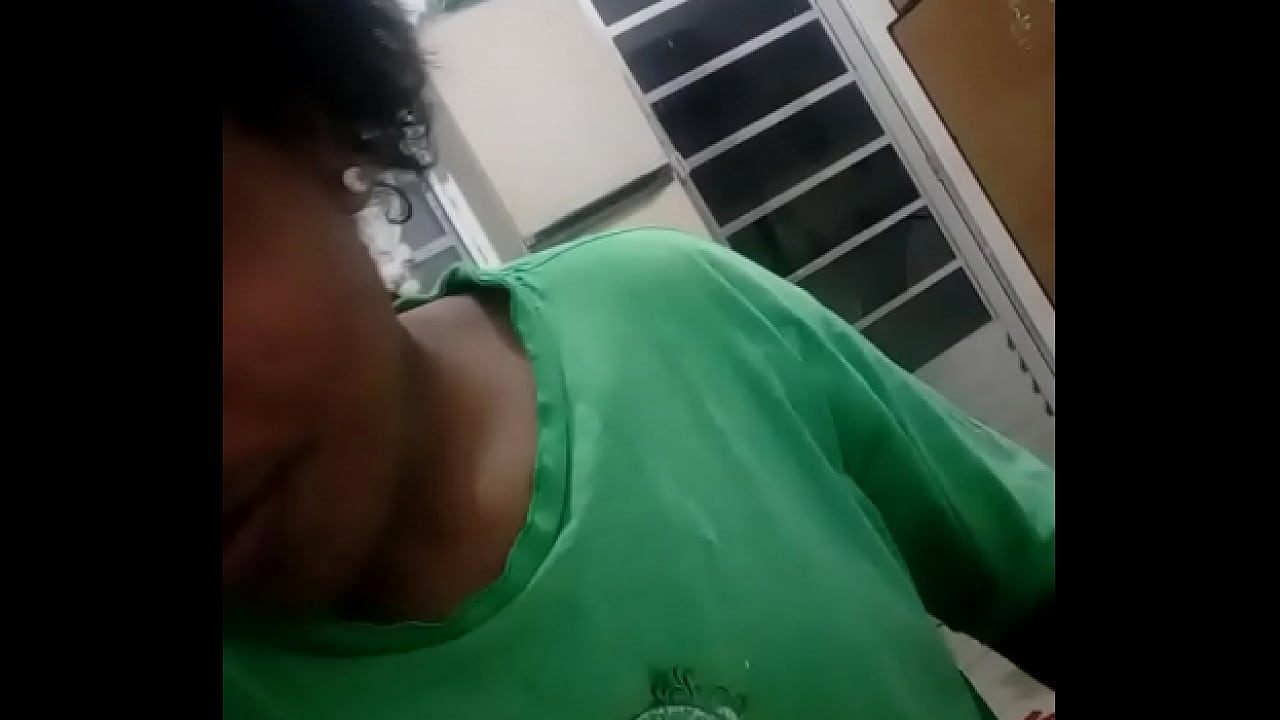 negra estressada bebendo pitu