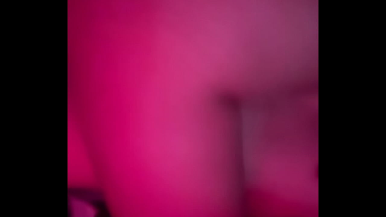 Mi amiga me monta y se mueve riqu&iacute;simo, es una morrita muy caliente y deliciosa