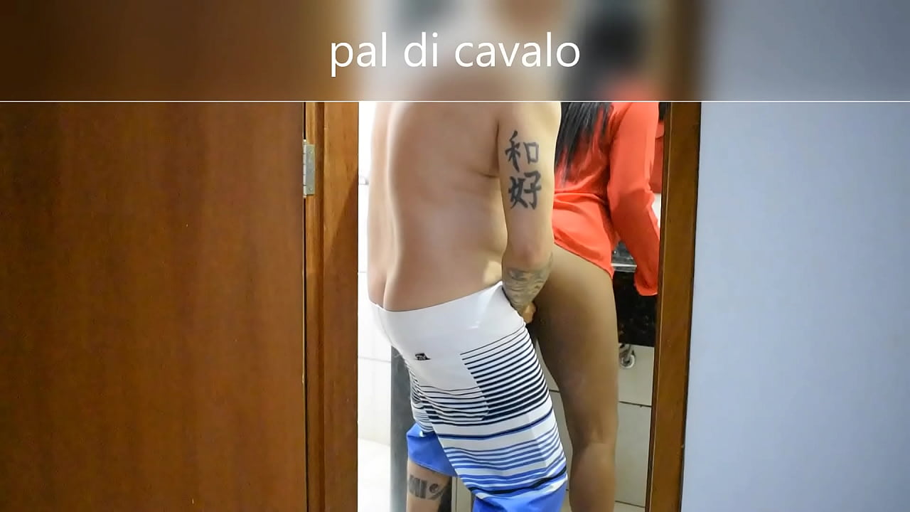 A trepada foi no mato e a novinha deu o rabo em cima da &aacute;rvore