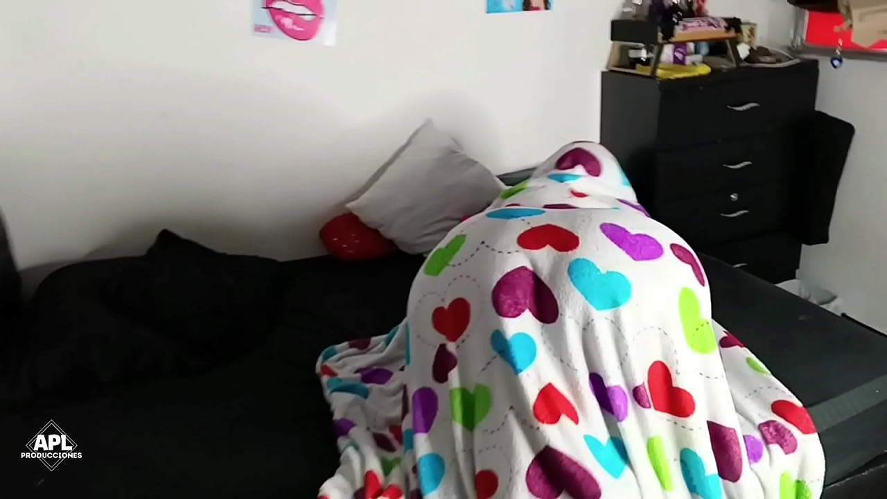 Mi hermanastra me da una sorpresa! algo me espara bajo las cobijas y es culazo listo para que me lo folle! HL
