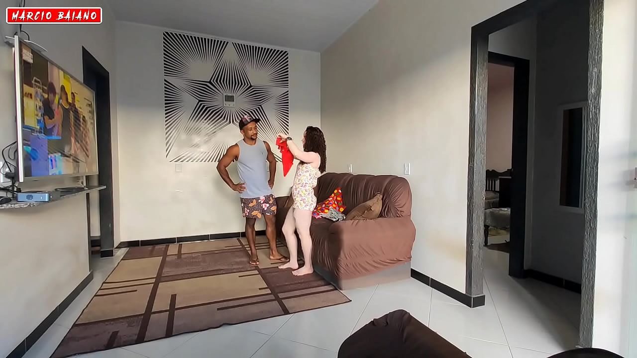 FUI VISITAR UMA AMIGA MINHA E LEVEI PRESENTE PRA OUTRA QUE MIM PEGOU FUDENDO NO QUARTO