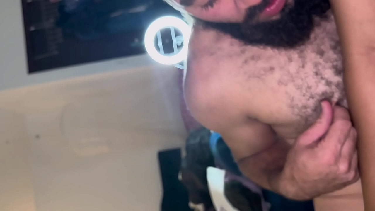 Leitando o cuzinho da rainha dos pezinhos